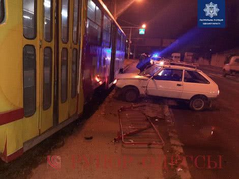 В Одессе пьяный водитель сбил девушку и въехал в трамвай