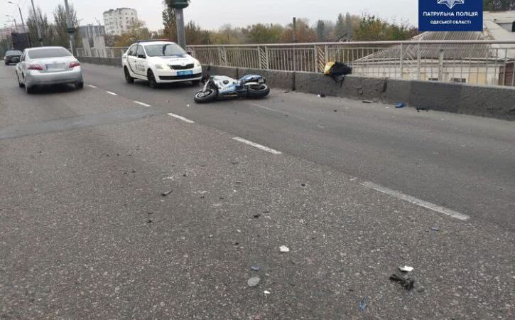 Неуправляемый мотоцикл врезался в два авто на Ивановском мосту (фото)
