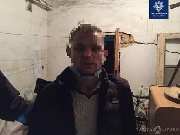 Снимал шины с автомобилей: одесские полицейские поймали злоумышленника на горячем