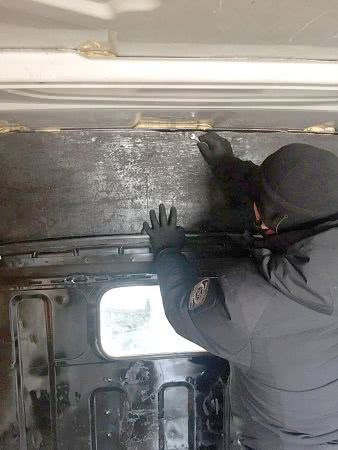 Пограничники Подольского отряда нашли в авто молдаванина тайник со столовыми приборами и замками (фото)