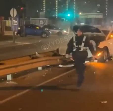 Иномарка врезалась в отбойник на Таирова: собралась большая пробка (фото)