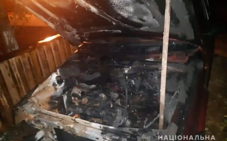 Три авто сгорели ночью возле дома их владельца