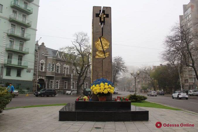 На Лидерсовском бульваре возложили цветы к памятному знаку жертвам Голодомора (фоторепортаж)