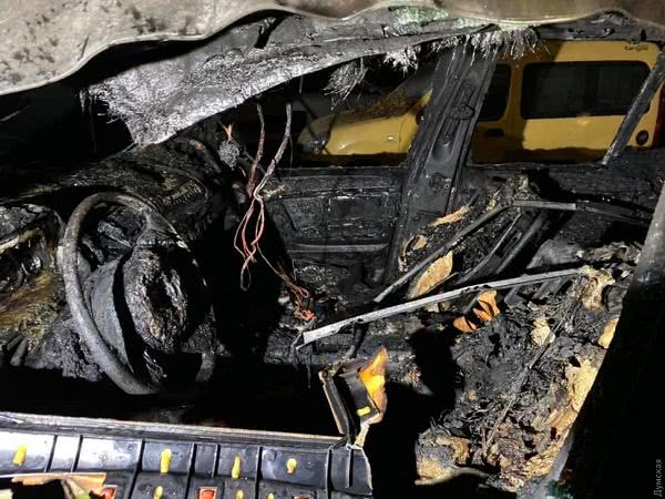«Побили и подожгли»: в Одессе неизвестные люди повредили автомобиль активиста (фото)