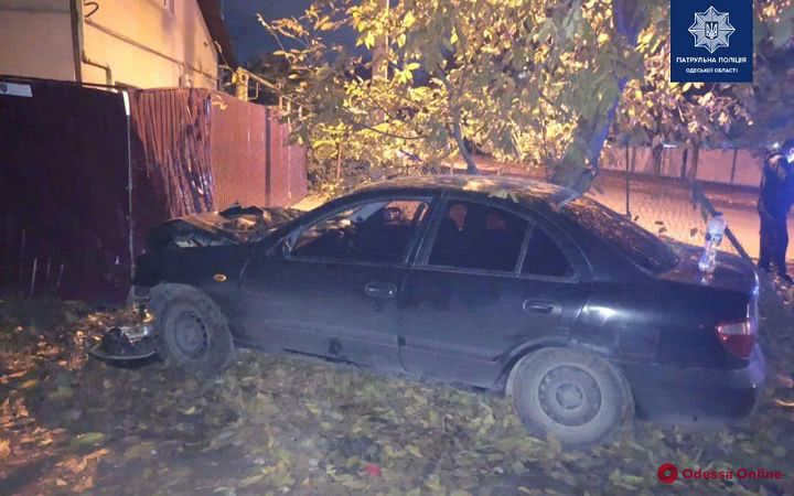 В Одессе легковушка врезалась в забор — водитель в больнице