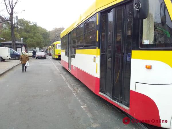 Автохам на еврономерах заблокировал движение трамваев возле «Привоза»