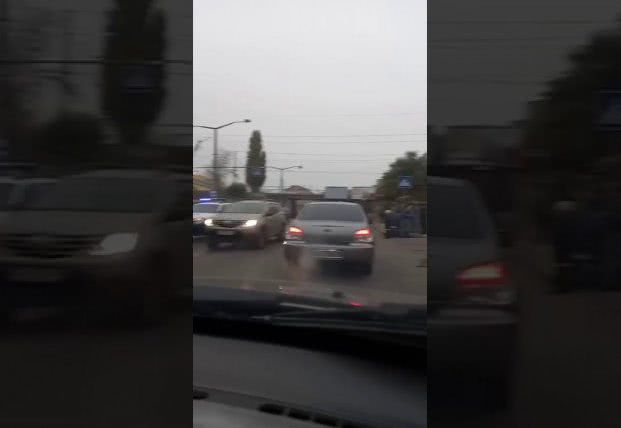 В Одессе водитель сбил на переходе девушку и влетел в трамвай (видео)