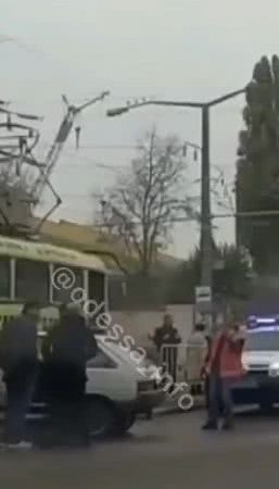 В Одесі водій автомобіля збив людину та врізався в трамвай: відео
