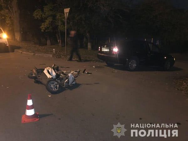 В Одеській області легковий автомобіль збив мопедиста на в’їзді в Чорноморськ