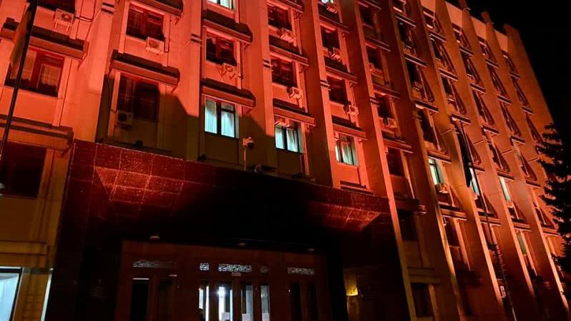 Будівлю Одеської ОДА підсвітили помаранчевим на знак протидії насильству