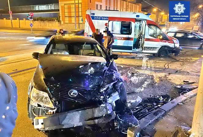 На Балковской Lexus врезался в скорую помощь