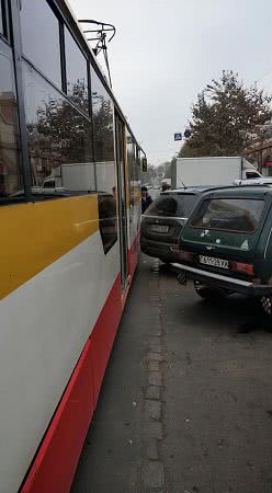У одесского Привоза автохам устроил очередь из трамваев
