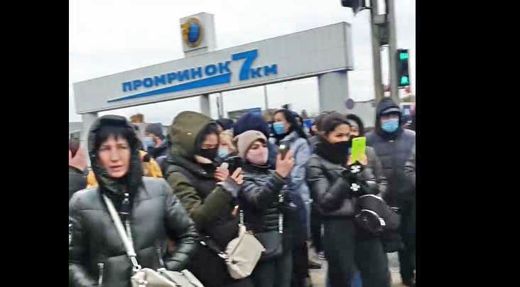 Предприниматели рынка “Седьмой километр” перекрыли трассу – требуют отменить “карантин выходного дня”