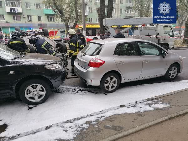 В Одесі у масштабній ДТП перекинулася та задимілася автівка: довелось гасити її та визволяти водія (фото)