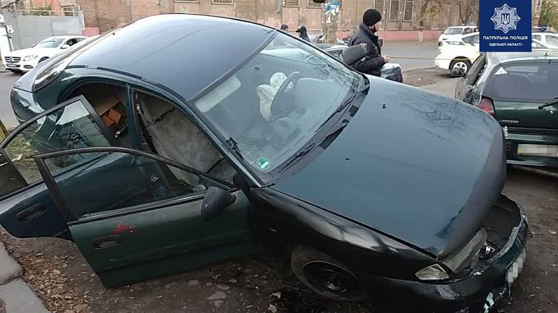 В Одесі водій влетів у дві автівки та втік з місця аварії