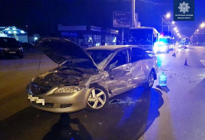 В результате столкновения легковушки и автобуса на Варненской пострадали два человека (фото)