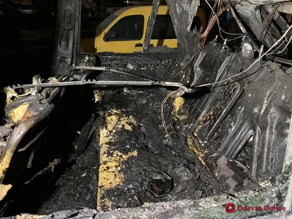 Второе нападение за день: неизвестные сожгли автомобиль одесского активиста (фото)