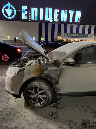 В Одесі просто на парковці гіпермаркету підпалили авто відомого адвоката: з’явилось відео