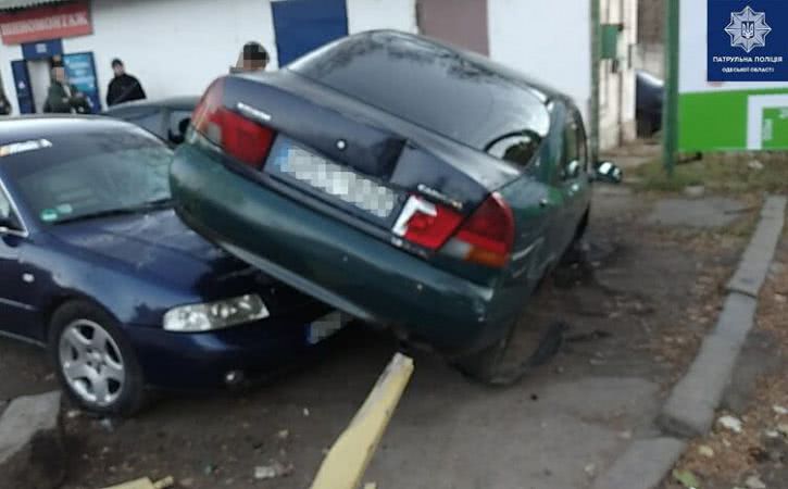 На Молдаванке Mitsubishi проехался по капотам двух припаркованных авто (фото)