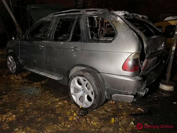 Второе нападение за день: неизвестные сожгли автомобиль одесского активиста (фото)