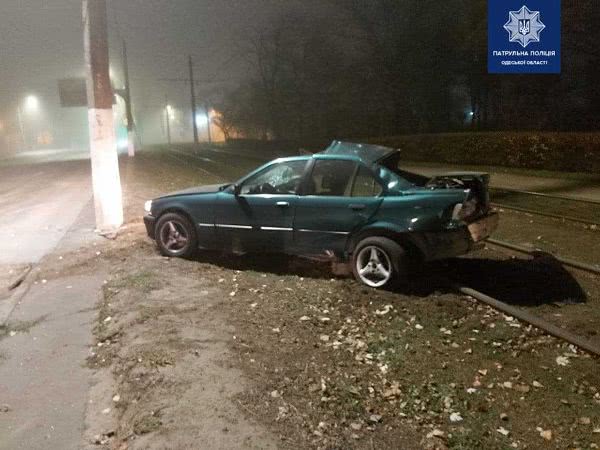 Ночью в Одессе BMW врезалась в столб: пострадали водитель и его пассажирка. Фото