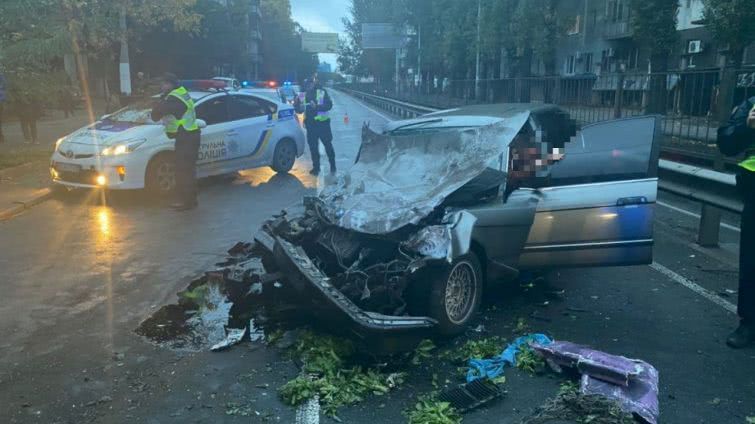 В Одессе мужчина угнал автомобиль и устроил ДТП с автобусом (фото, видео)