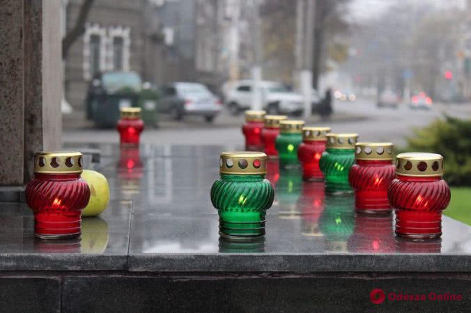 На Лидерсовском бульваре возложили цветы к памятному знаку жертвам Голодомора (фоторепортаж)