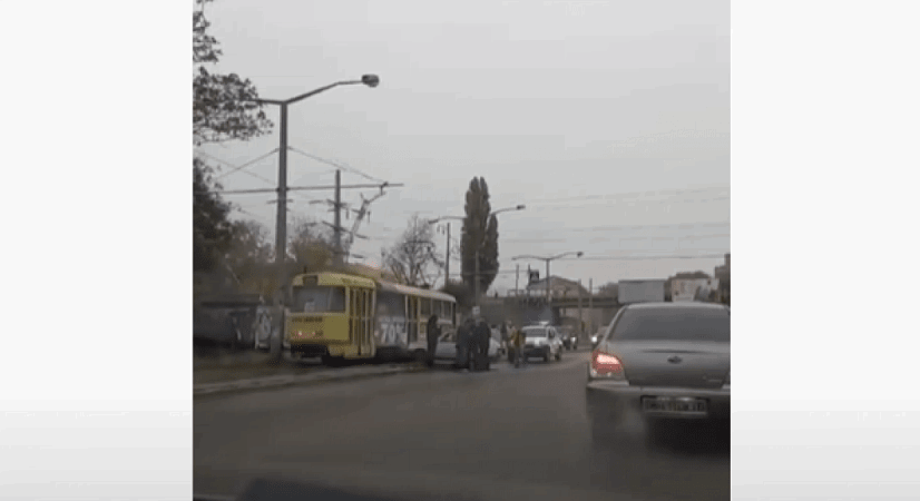 В Одесі п’яний водій збив на переході 17-річну дівчину й врізався у трамвай