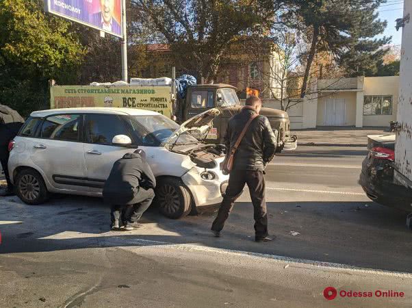 На Люстдорфской дороге четыре авто встали «паровозиком» — одна из машин загорелась