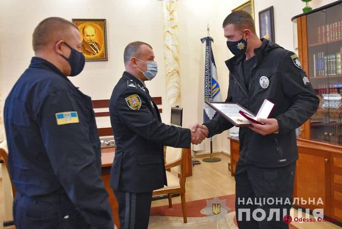 В Одесской области полицейского наградили за спасение двух подростков