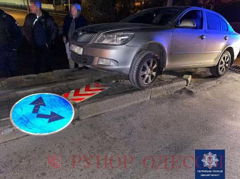 В Одессе пьяный водитель сбил дорожный знак