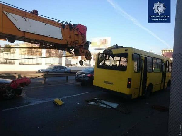 В Одессе автокран врезался в маршрутку: пострадали три человека