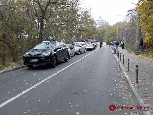 Одесса: на Вице-Адмирала Азарова эвакуируют авто за неправильную парковку (фото)