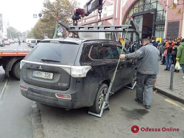 Автохам на еврономерах заблокировал движение трамваев возле «Привоза»
