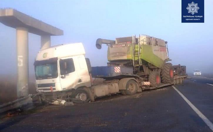 Тягач с тяжелой техникой врезался в бетонное ограждение на выезде из Одессы (фото)