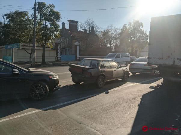 На Люстдорфской дороге четыре авто встали «паровозиком» — одна из машин загорелась