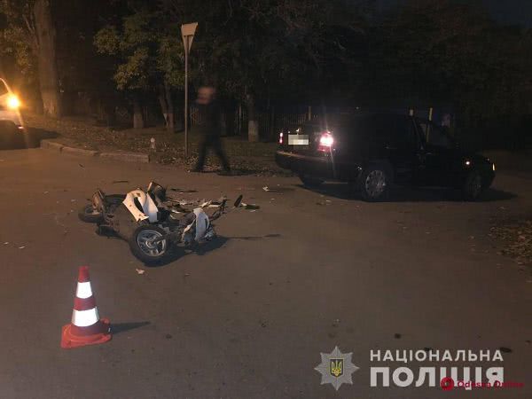 Под Одессой столкнулись мопед и легковушка: пострадали три человека