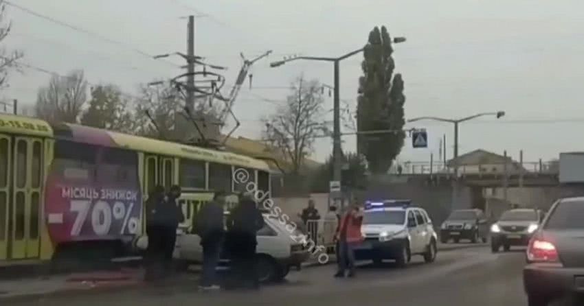 В Одесі автівка збила людину і влетіла у трамвай