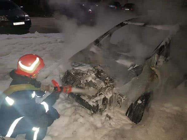 В Черноморске ночью сгорел автомобиль: в ГСЧС предполагают поджог. Фото