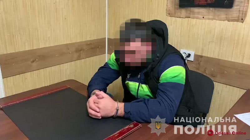 В Одессе четверо разбойников напали на полицейского и его брата-подростка