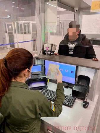 Иностранец с поддельным паспортом не прошел проверку у одесских пограничников