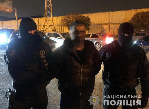 В Одессе задержали бандита, который «выбил» у местного бизнесмена несуществующий долг (фото)
