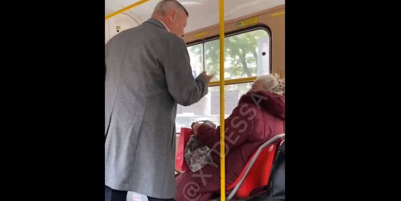 «Бабка, ты рот закрой»: в трамвае в Одессе устроили скандал из-за языка (видео)