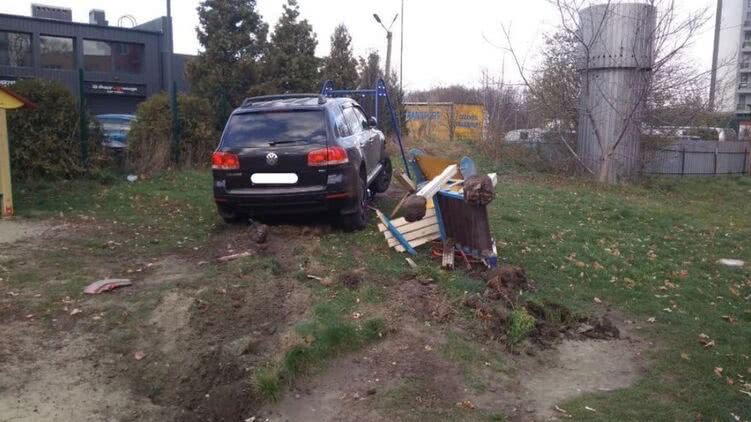 Пьяный коп из Львовской области врезался в детскую площадку