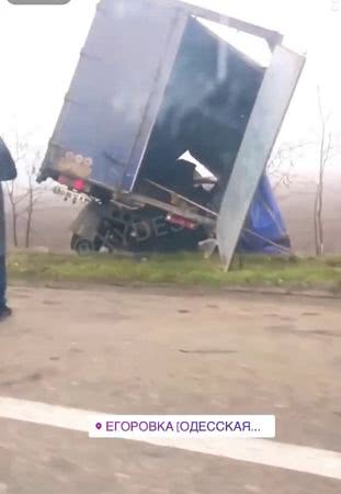 На трассе Одесса-Киев грузовой автомобиль слетел в кювет (фото)