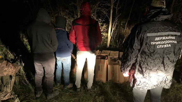 В Одесской области контрабандисты бежали от пограничников с грузом сигарет (фото)