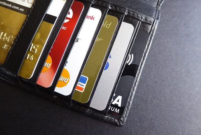 Выпускать платежные карты смогут не только банки — законопроект