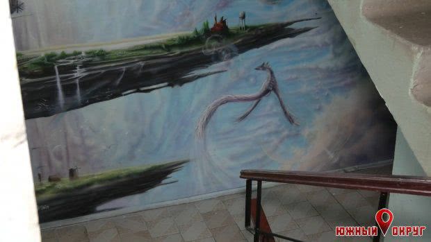 Южненский художник создал арт-объект в подъезде дома (фото)