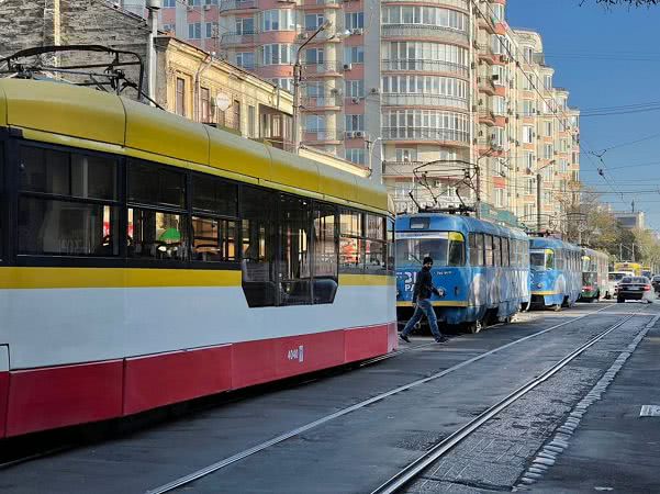 В центре Одессы остановлено движение двух трамвайных маршрутов (фото)