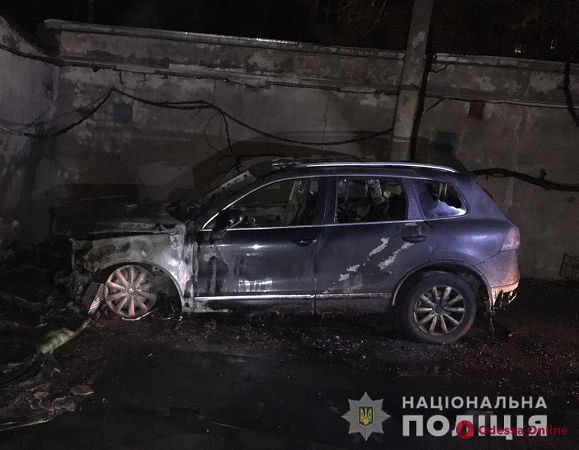 На Армейской ночью горел автомобиль